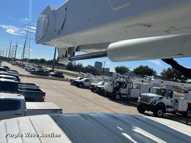 image for item JT9036 2010 International  7400 bucket truck