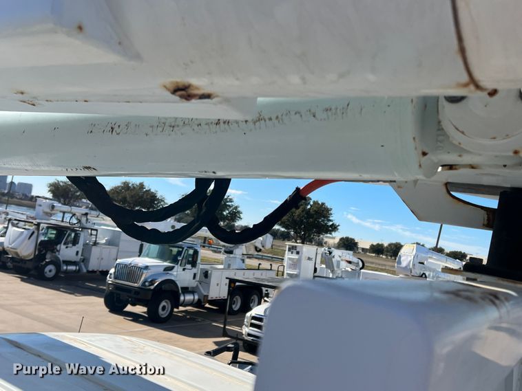 image for item JT9036 2010 International  7400 bucket truck