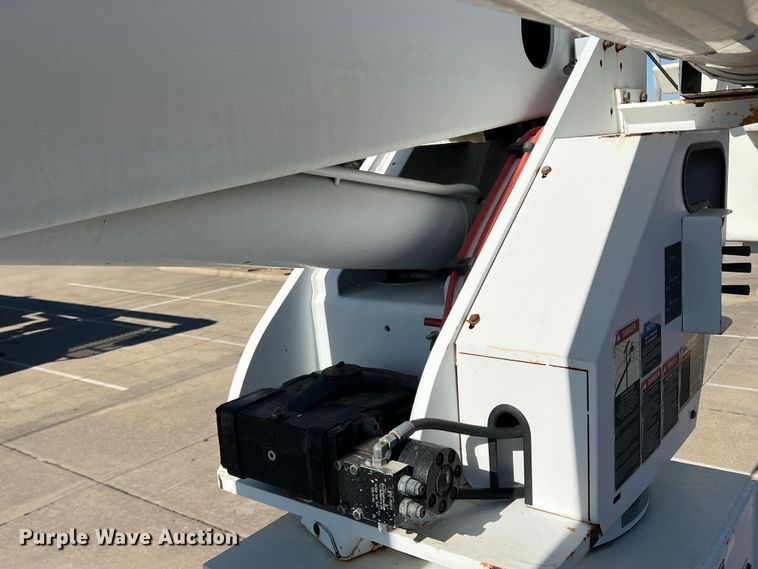 image for item JT9036 2010 International  7400 bucket truck