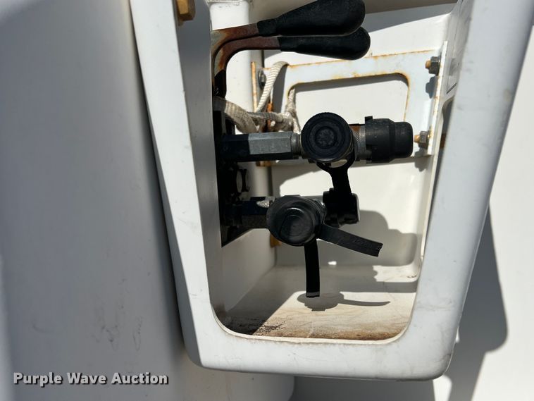 image for item JT9036 2010 International  7400 bucket truck