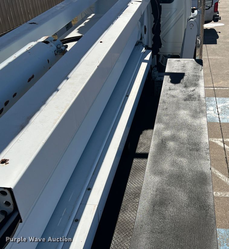 image for item JT9036 2010 International  7400 bucket truck