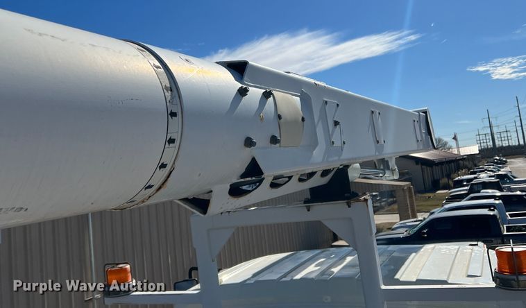 image for item JT9036 2010 International  7400 bucket truck