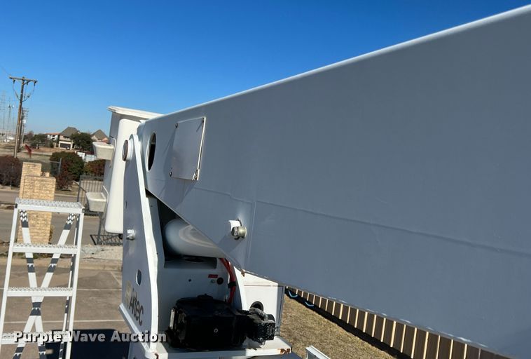 image for item JT9036 2010 International  7400 bucket truck