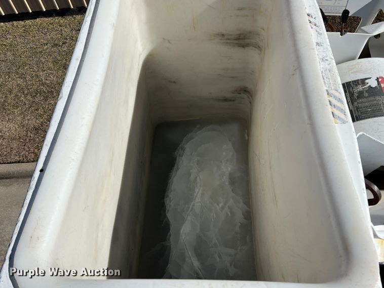 image for item JT9036 2010 International  7400 bucket truck