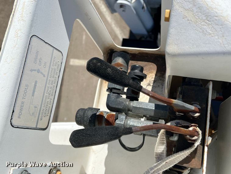 image for item JT9036 2010 International  7400 bucket truck