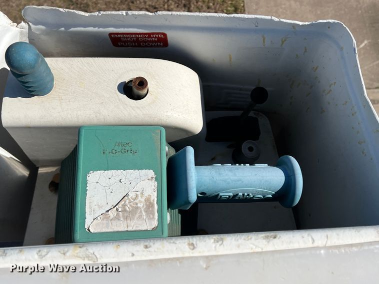 image for item JT9036 2010 International  7400 bucket truck