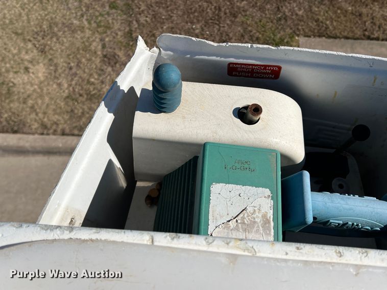 image for item JT9036 2010 International  7400 bucket truck