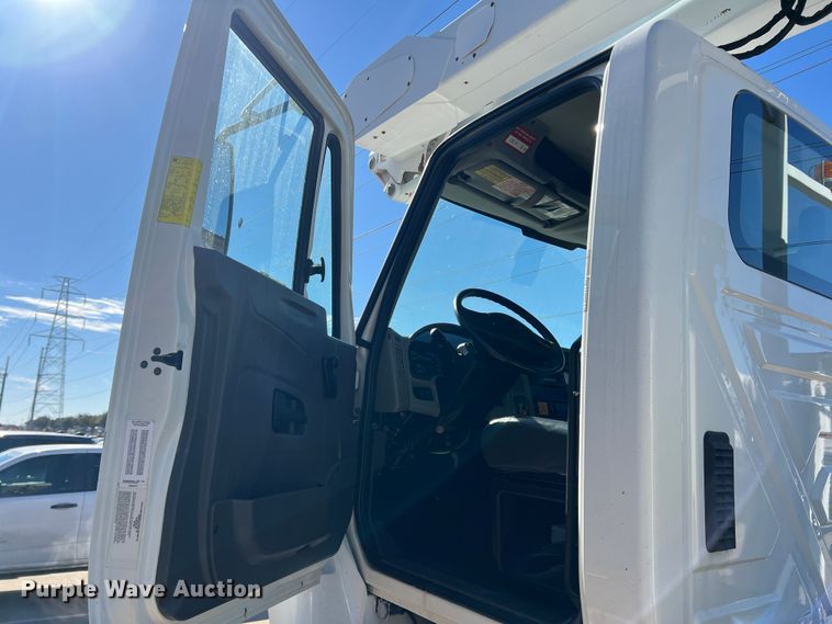 image for item JT9036 2010 International  7400 bucket truck