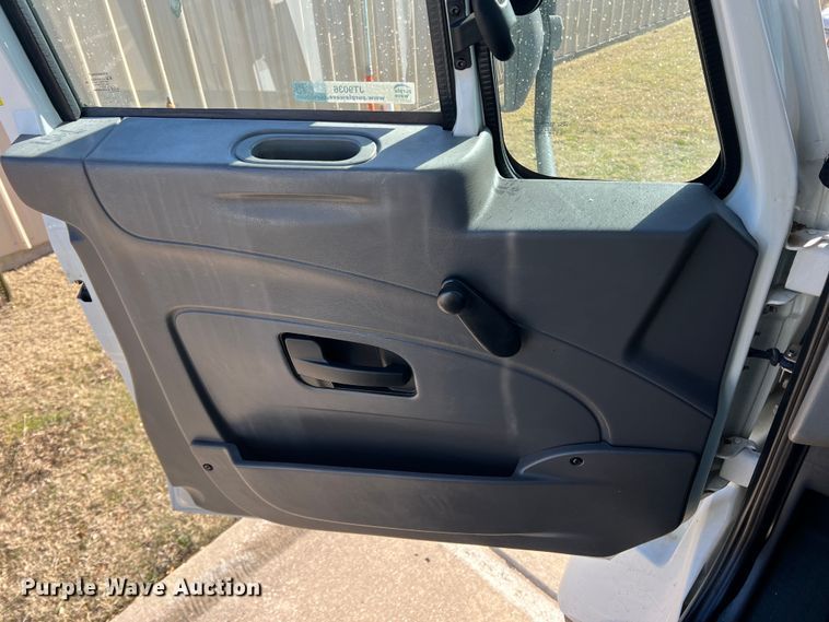 image for item JT9036 2010 International  7400 bucket truck