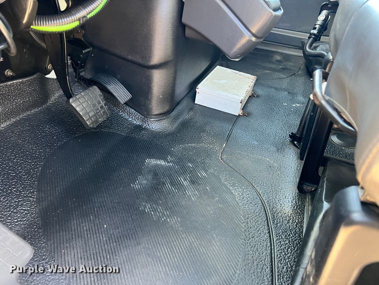 image for item JT9036 2010 International  7400 bucket truck