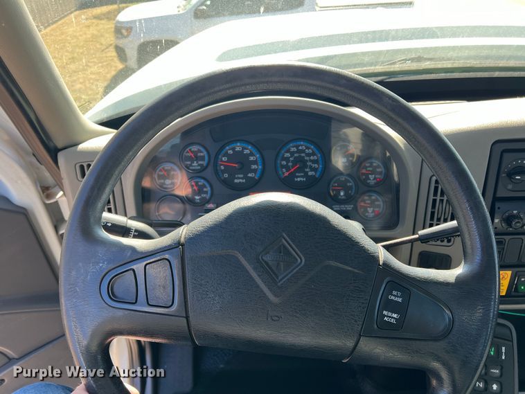 image for item JT9036 2010 International  7400 bucket truck