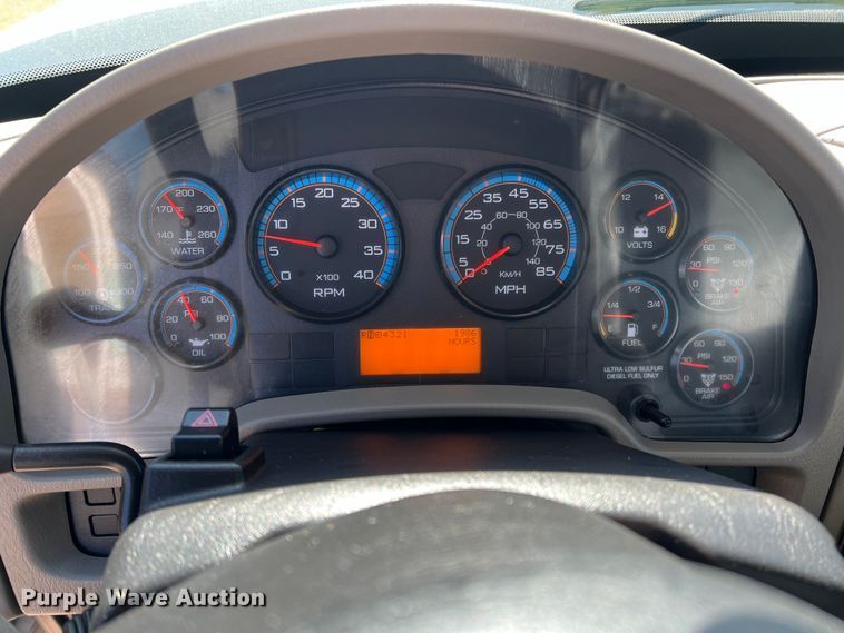 image for item JT9036 2010 International  7400 bucket truck