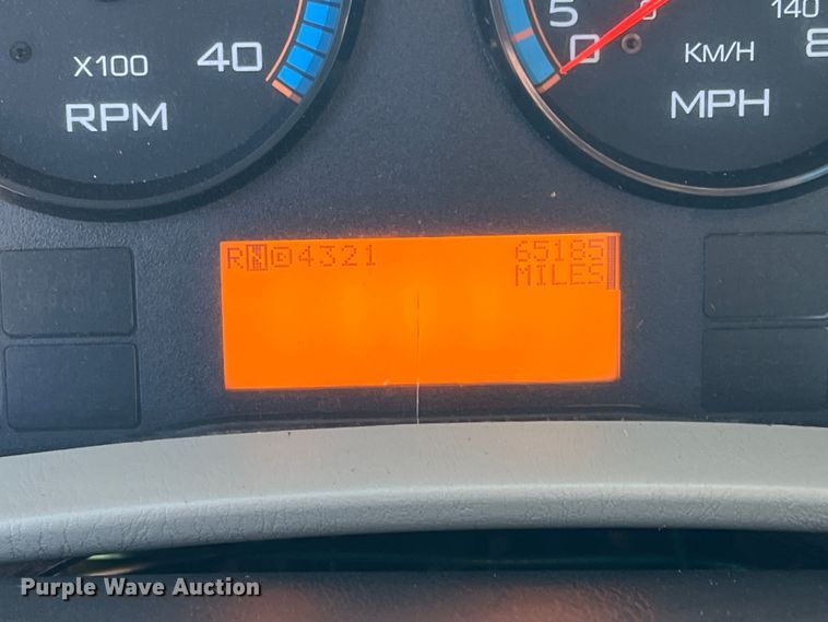 image for item JT9036 2010 International  7400 bucket truck