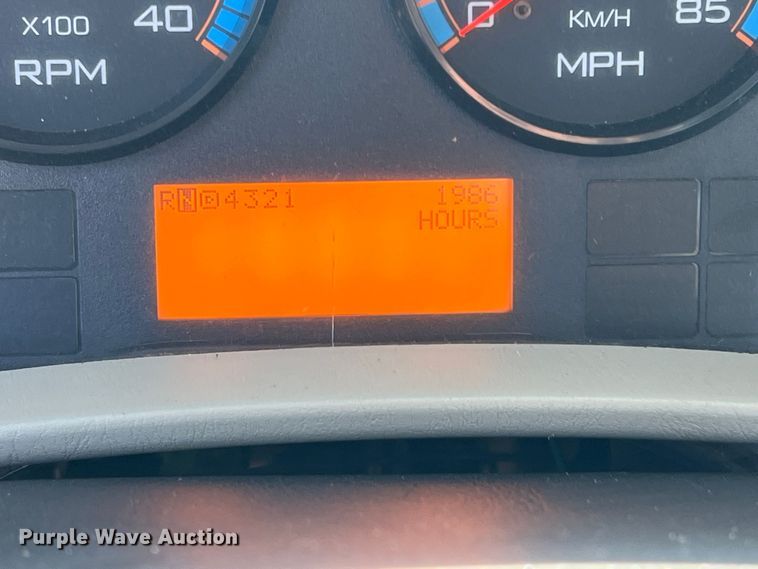 image for item JT9036 2010 International  7400 bucket truck