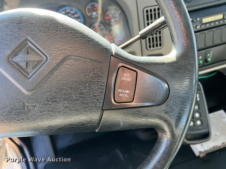 image for item JT9036 2010 International  7400 bucket truck