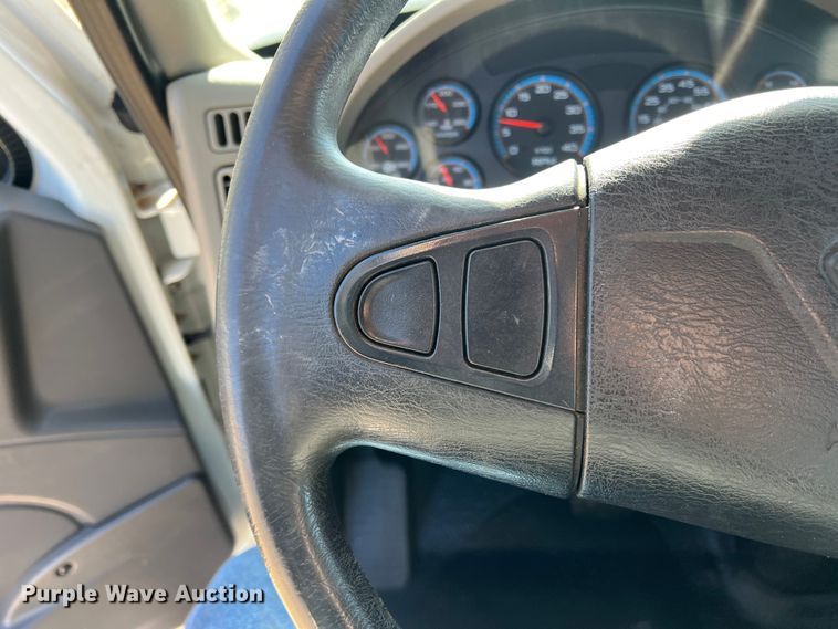 image for item JT9036 2010 International  7400 bucket truck