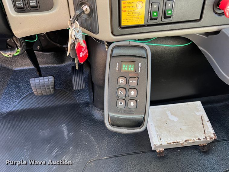 image for item JT9036 2010 International  7400 bucket truck