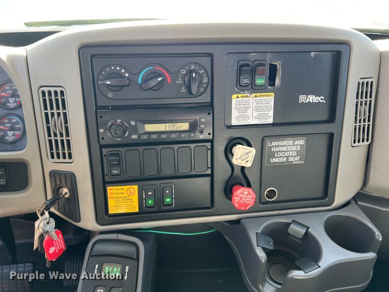 image for item JT9036 2010 International  7400 bucket truck