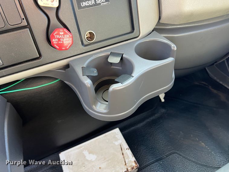 image for item JT9036 2010 International  7400 bucket truck