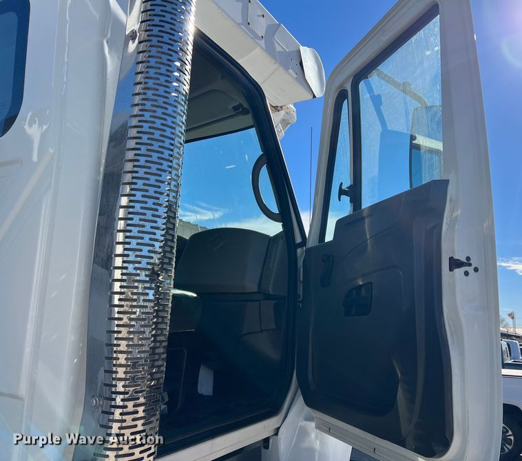 image for item JT9036 2010 International  7400 bucket truck