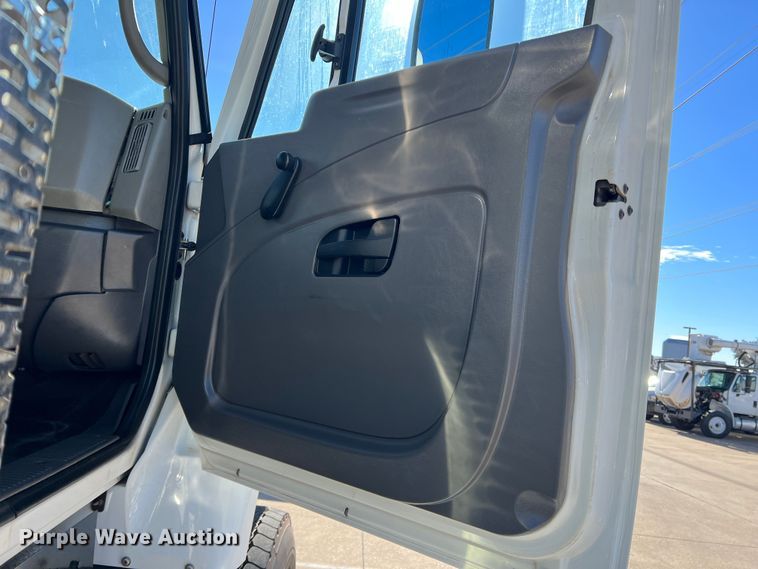 image for item JT9036 2010 International  7400 bucket truck