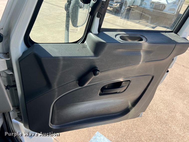 image for item JT9036 2010 International  7400 bucket truck