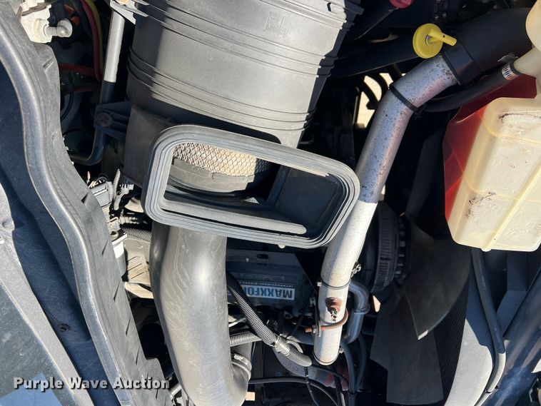 image for item JT9036 2010 International  7400 bucket truck