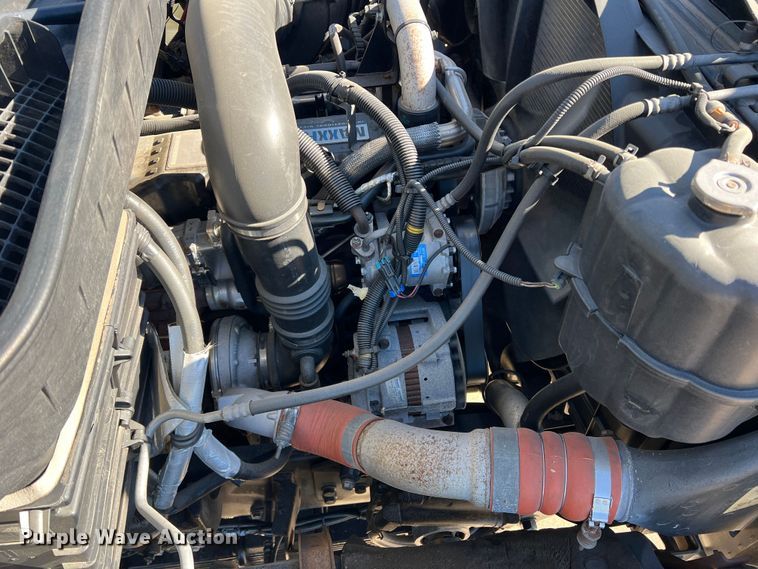 image for item JT9036 2010 International  7400 bucket truck