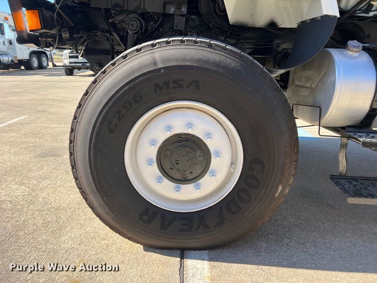 image for item JT9036 2010 International  7400 bucket truck