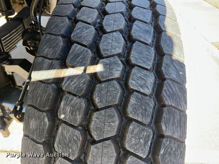 image for item JT9036 2010 International  7400 bucket truck