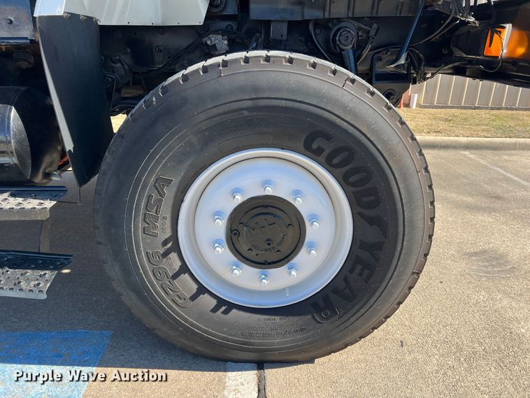 image for item JT9036 2010 International  7400 bucket truck