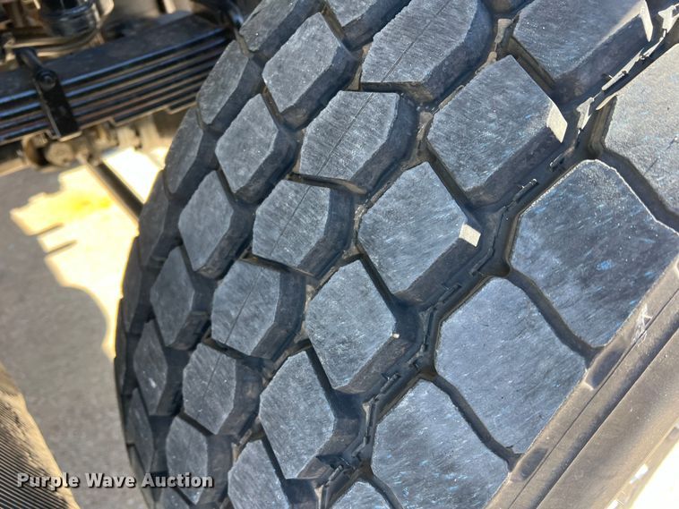 image for item JT9036 2010 International  7400 bucket truck