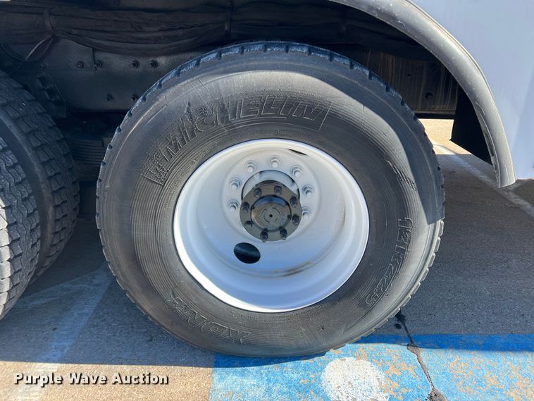 image for item JT9036 2010 International  7400 bucket truck