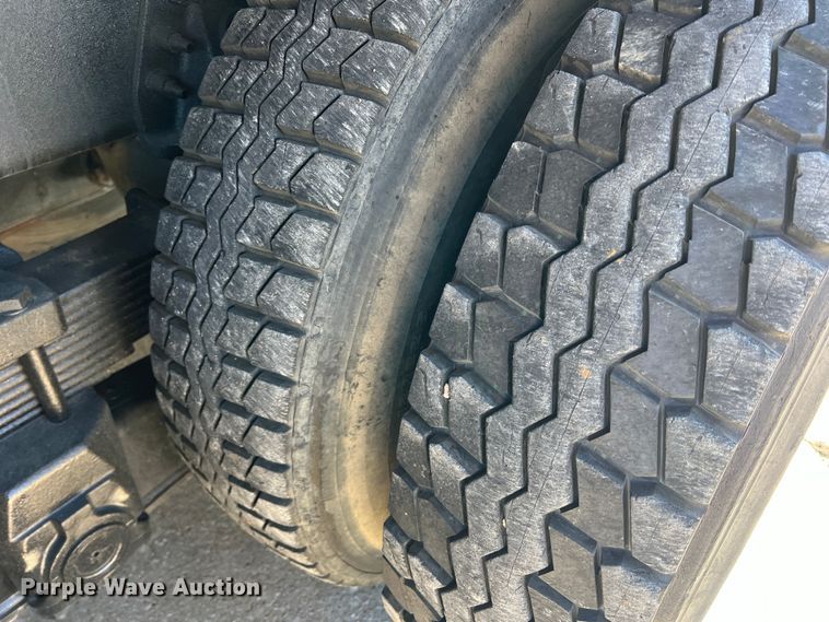 image for item JT9036 2010 International  7400 bucket truck