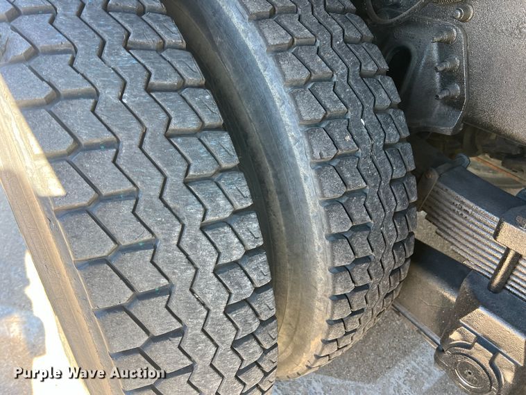 image for item JT9036 2010 International  7400 bucket truck