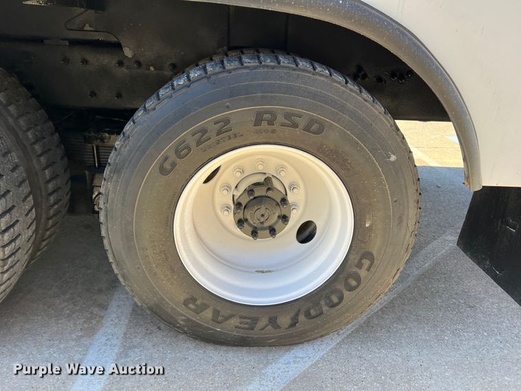 image for item JT9036 2010 International  7400 bucket truck