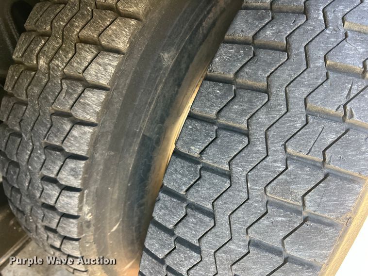 image for item JT9036 2010 International  7400 bucket truck