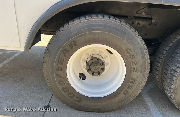 image for item JT9036 2010 International  7400 bucket truck