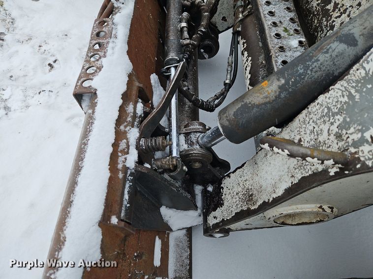 image for item LB9725 2004 Bobcat S300 skid steer loader