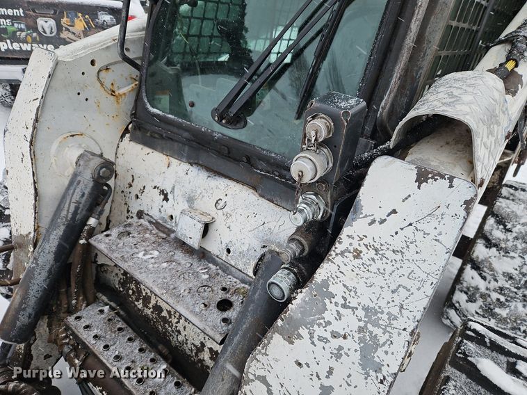 image for item LB9725 2004 Bobcat S300 skid steer loader