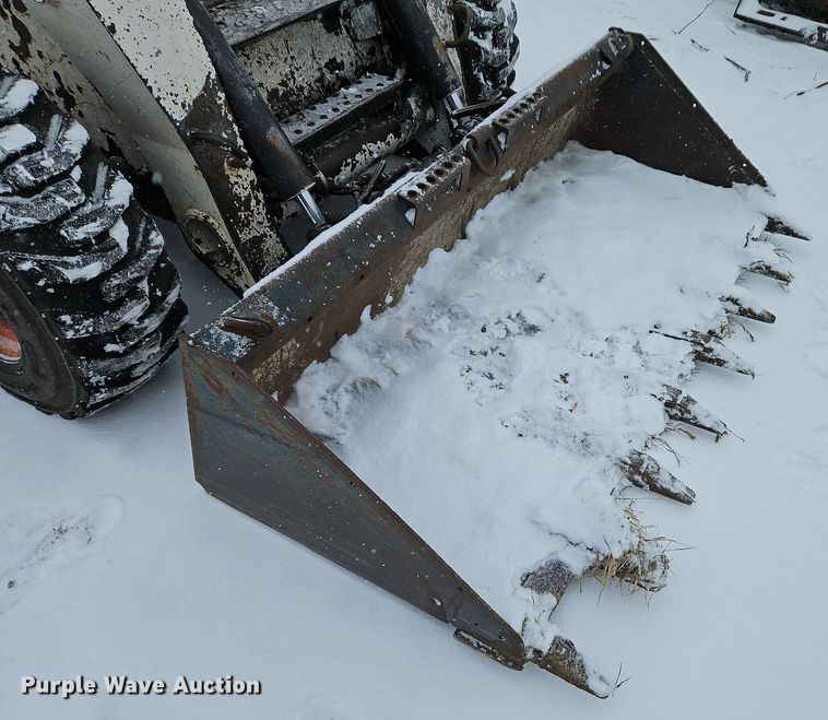 image for item LB9725 2004 Bobcat S300 skid steer loader