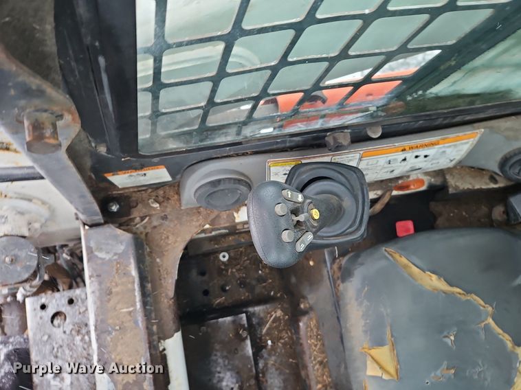 image for item LB9725 2004 Bobcat S300 skid steer loader