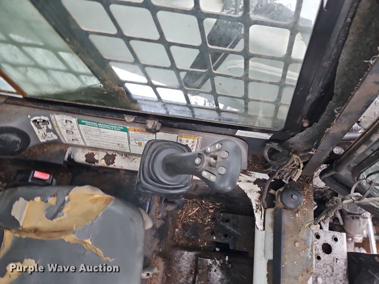 image for item LB9725 2004 Bobcat S300 skid steer loader