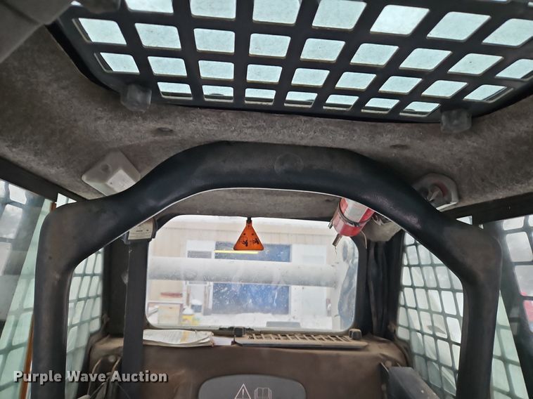 image for item LB9725 2004 Bobcat S300 skid steer loader