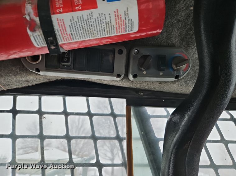 image for item LB9725 2004 Bobcat S300 skid steer loader