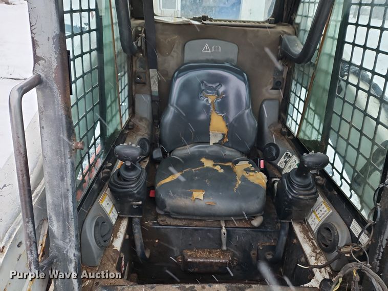 image for item LB9725 2004 Bobcat S300 skid steer loader