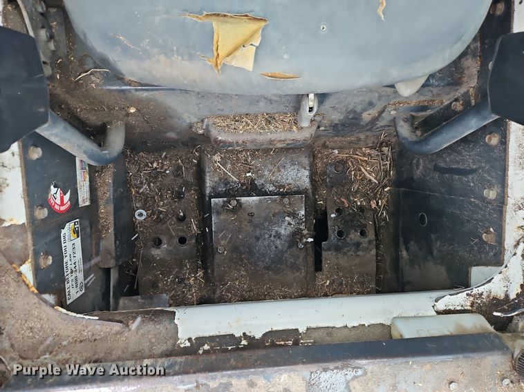 image for item LB9725 2004 Bobcat S300 skid steer loader