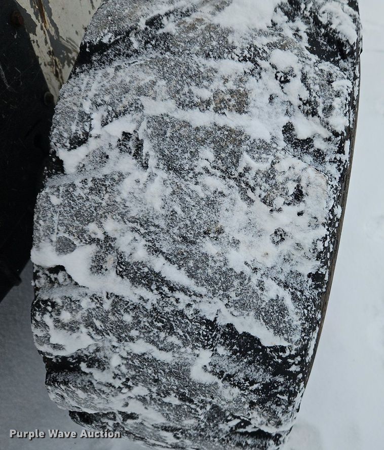 image for item LB9725 2004 Bobcat S300 skid steer loader