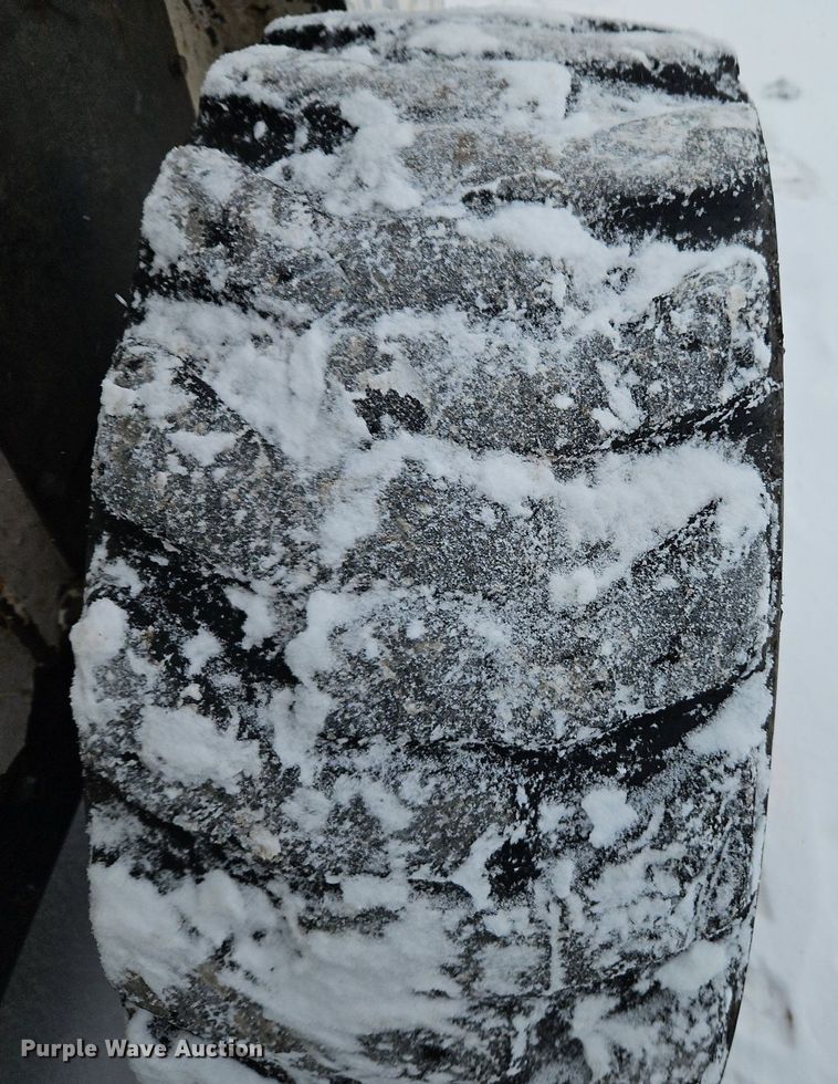 image for item LB9725 2004 Bobcat S300 skid steer loader