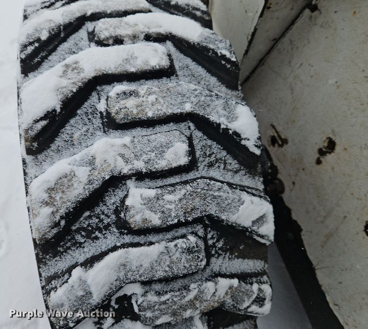 image for item LB9725 2004 Bobcat S300 skid steer loader